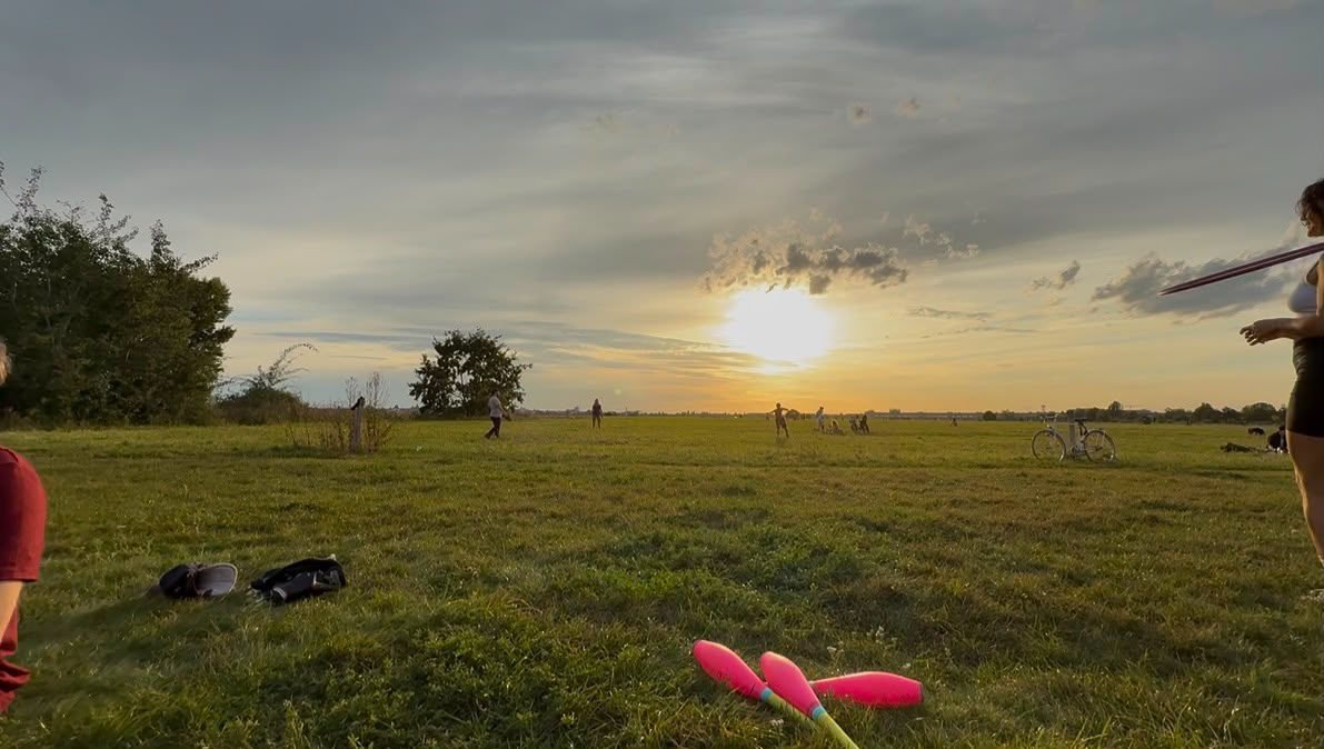 Photo of Juggling at Tempelhoferfeld